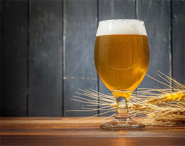 Verre de bière blonde artisanale. Pour découvrir comment choisir une bière artisanale