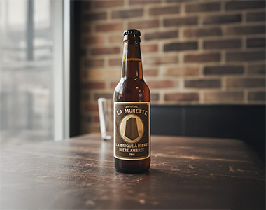 Bouteille de bière artisanale La Murette posée sur une table.
